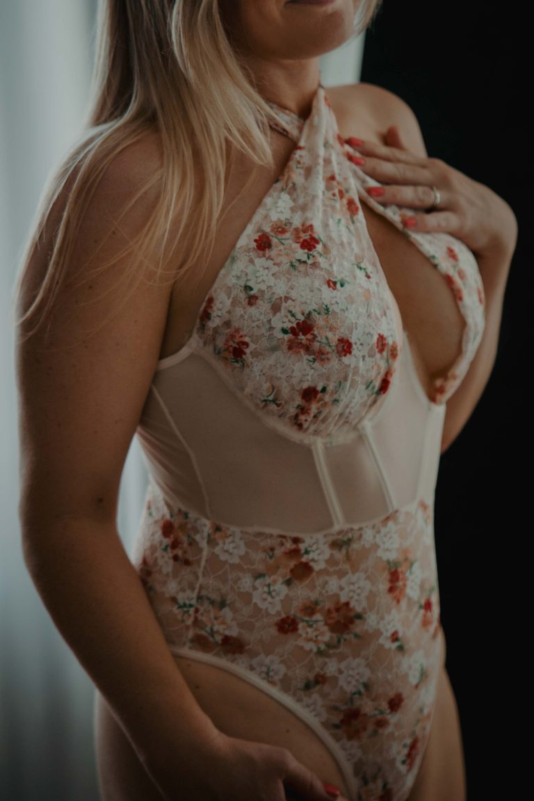 Vrouw in lichte kanten lingerie tijdens een vrouwelijke boudoir fotoshoot